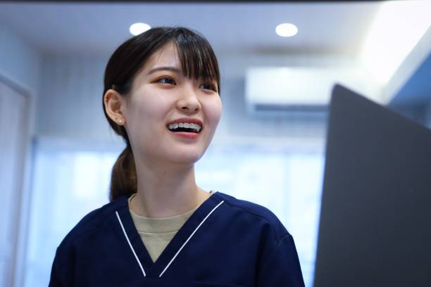 希望に満ちた医療従事者の肖像画 - オンライン診療 女性 日本人 ストックフォトと画像