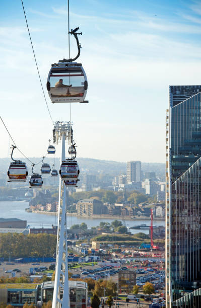 vista a sud lungo il tamigi dalla funivia emirates air line, londra, inghilterra, regno unito - millennium dome foto e immagini stock