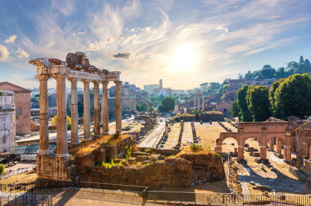 晴れた日のローマ、イタリアのローマの遺跡を見る - coliseum rome italy city ストックフォトと画像