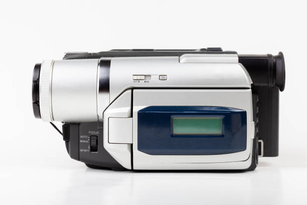 Simple old consumer grade retro camcorder, cassette tape video camera recorder, object closeup, isolated on white, cut out. Obsolete old technology, filmmaking, movie making equipment concept, nobody videocámara retro simple y antigua de grado de consumidor, grabadora de cámara de video de cinta de casete, primer plano de objetos, aislado en blanco, recortado. tecnología antigua obsoleta, cinematografía, concepto de equipo de fabricación de pelíc