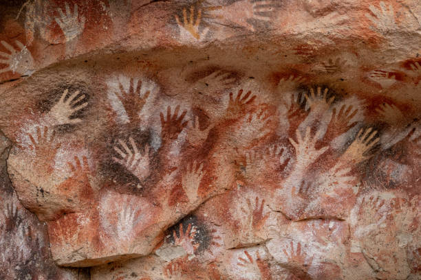 prehistoric hand paintings at the cave of the hands aka cueva de las manos in argentine patagonia, south america - klassieke beschaving stockfoto's en -beelden