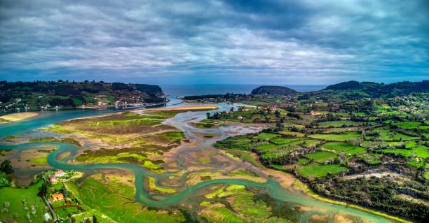 vista aérea de la ría de villaviciosa - playa del silencio asturias fotografías e imágenes de stock