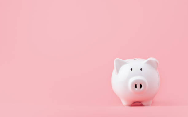 концепция экономии денег и инвестиций. копилка на розовом фоне с пространством для копирования - piggy bank red coin bank isolated стоковые фото и изображения