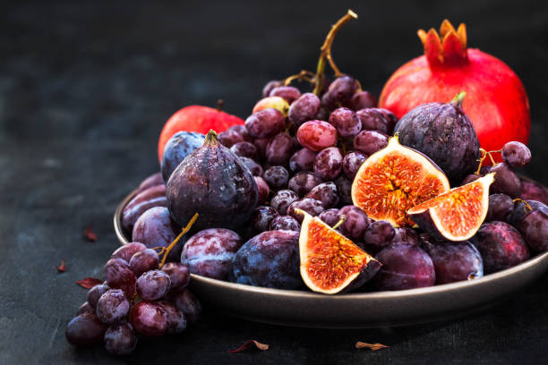 frutas frescas de otoño : higos, ciruelas, uvas y granada - granada fruta tropical fotografías e imágenes de stock
