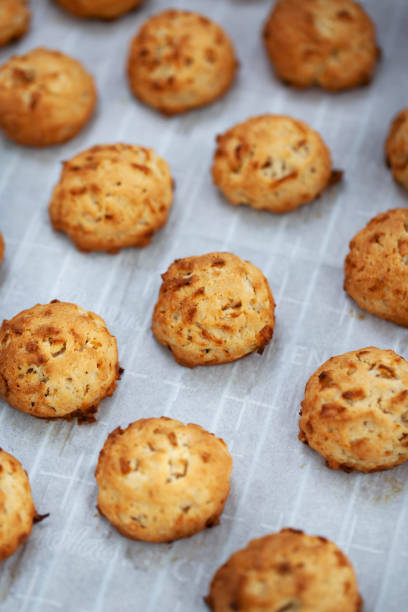 hausgemachte leckere apfelkekse auf rustikalem herbsthintergrund - drop cookies stock-fotos und bilder