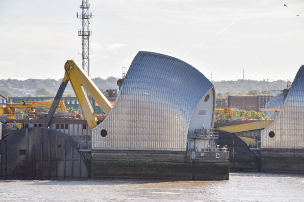 barrière fermée de la tamise, londres, royaume-uni - thames flood barrier photos et images de collection