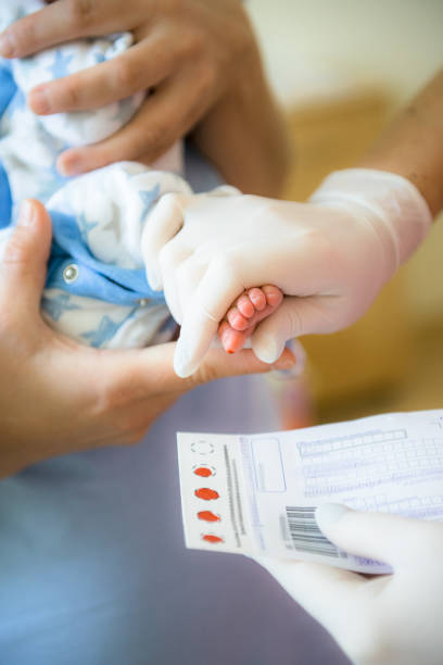 врач сдает анализ крови у новорожденных - primary care стоковые фото и изображения