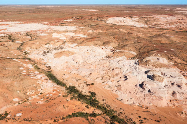 쿠버 페디 오팔 광산의 공중 보기, 남호주 - town australia desert remote 뉴스 사진 이미지