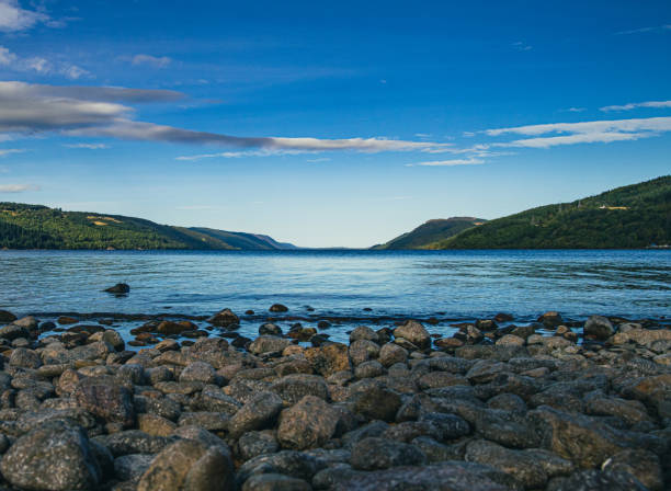 orilla rocosa del lago ness - loch ness fotografías e imágenes de stock