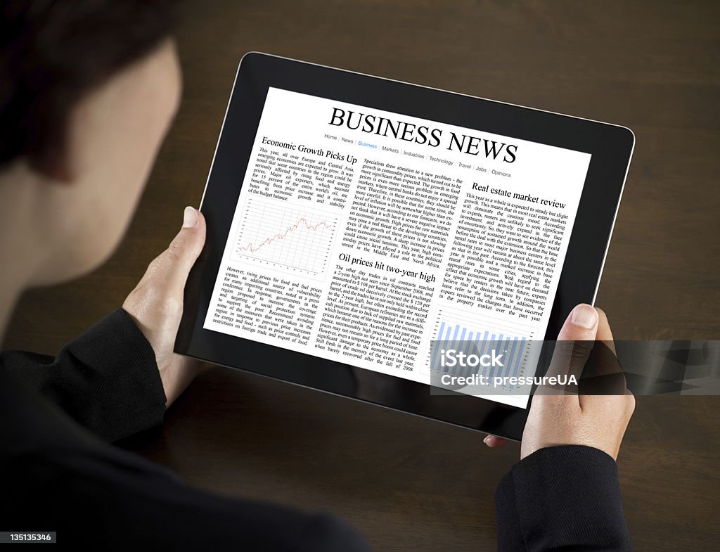 Czytanie wiadomości biznesowe na Tablet PC - Zbiór zdjęć royalty-free (30-34 lata)