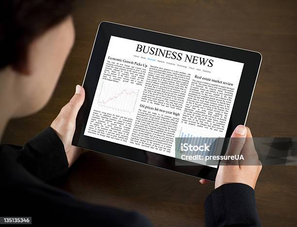 Foto de Ler Notícias De Negócios Em Tablet Pc e mais fotos de stock de 30-34 Anos - 30-34 Anos, Adulto, Adulto de idade mediana