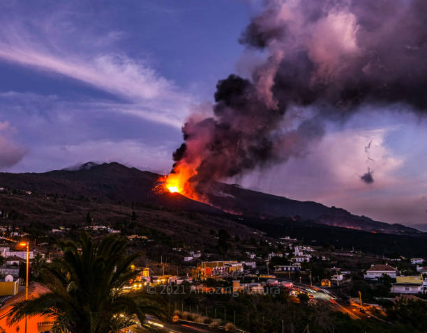 eruzione del vulcano a cumbre vieja, la palma - volcano exploding smoke erupting foto e immagini stock
