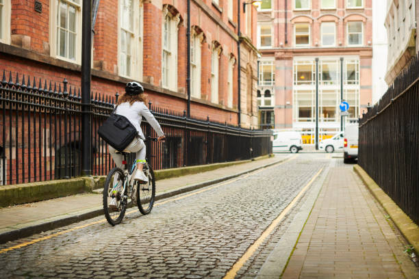 getting to work by bike woman cycling through the city centre liverpool one stock pictures, royalty-free photos & images