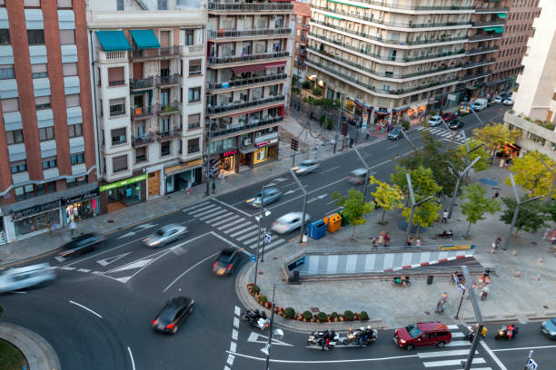 activité dans les rues de logroño vue d’en haut - motor vehicle outdoors crowd landscape photos et images de collection