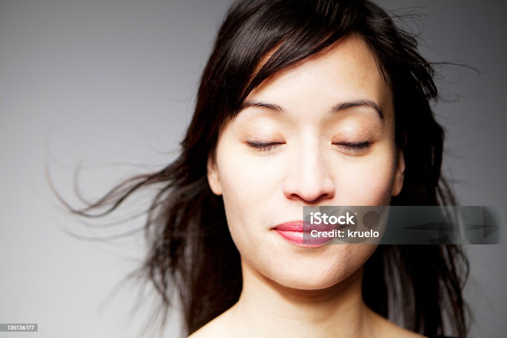 Gemischtes Frau mit Augen geschlossen und lächelnd - Lizenzfrei Blinzeln Stock-Foto