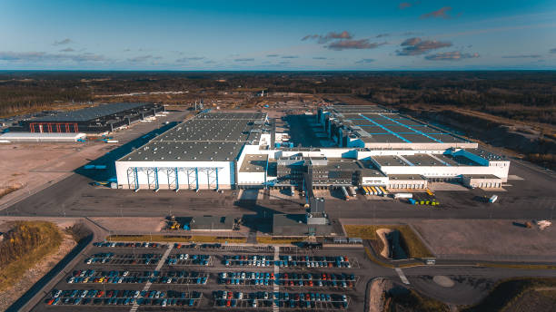 istock Huge warehouse and it’s parking lot 1351362083
