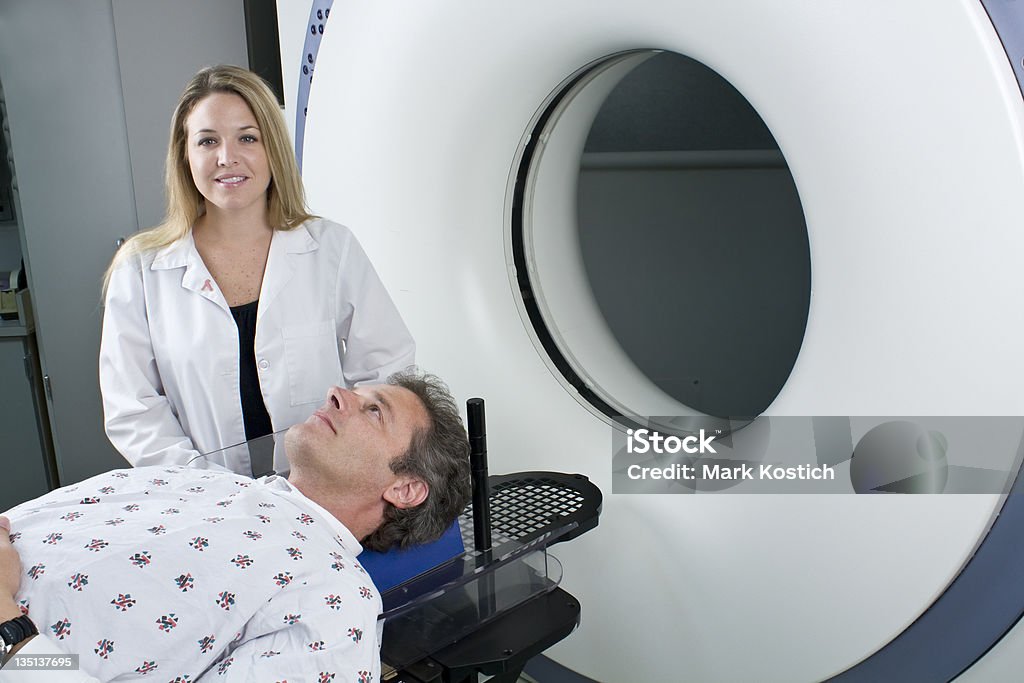 Piękny tomografia komputerowa technik z pacjenta - Zbiór zdjęć royalty-free (Badanie lekarskie)