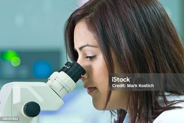 Foto de Mulher Fazendo Pesquisa Olhando Em Um Microscópio e mais fotos de stock de Adulto - Adulto, Beleza, Biologia