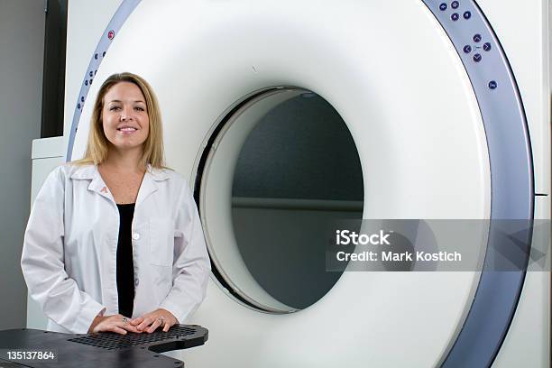 여자 Technologist 의료 스캐너 MRI 스캔에 대한 스톡 사진 및 기타 이미지 - MRI 스캔, PET 스캔 기계, CAT 스캔