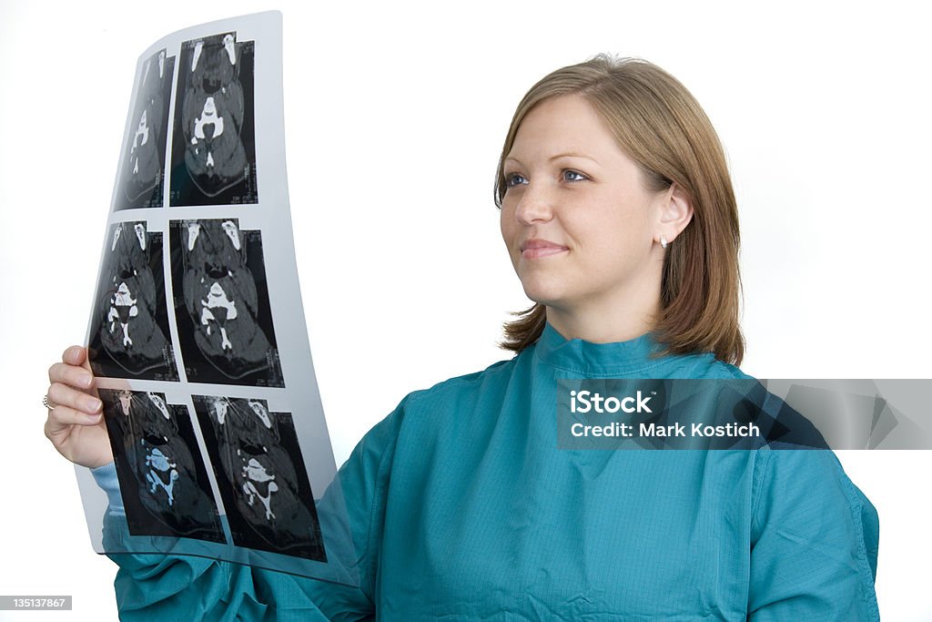 Mulher bonita Radiologista leitura raio-X - Foto de stock de Adulto royalty-free