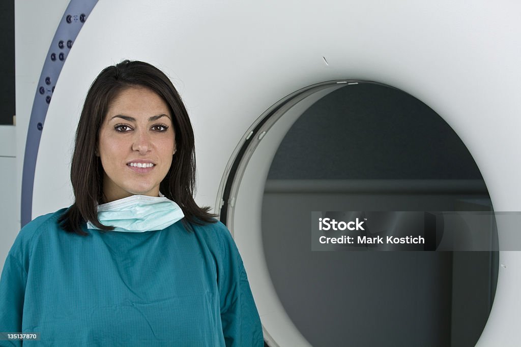 Linda Estudante de Medicina em frente à Máquina de tomografia axial computadorizada - Foto de stock de Técnico royalty-free