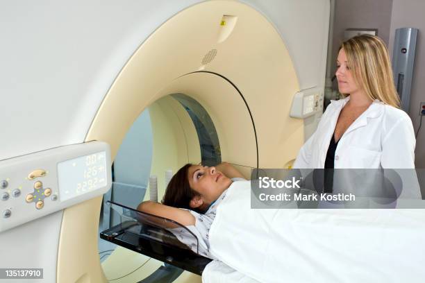 Hispanic Woman Receiving Una Escán Médico Foto de stock y más banco de imágenes de Maquinaria - Maquinaria, Tomografía axial computerizada, Escáner TC