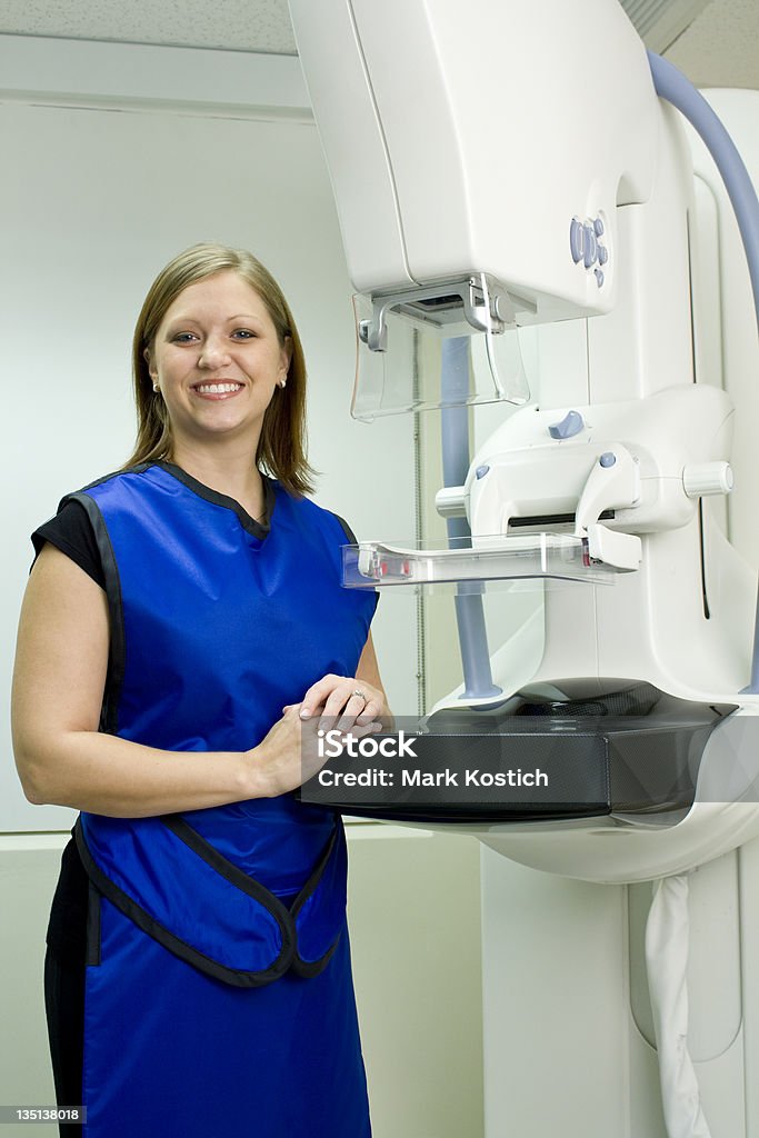 Smart kobieta technik mammograficzne - Zbiór zdjęć royalty-free (Mammografia)