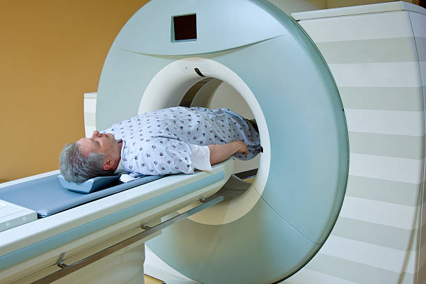 uomo riceve scansione medica per la diagnosi di carcinoma prostatico - pet foto e immagini stock