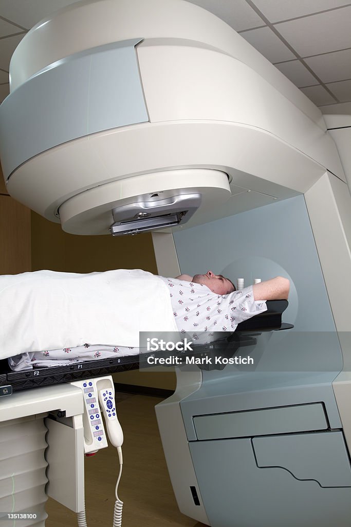 Człowiek przyjmująca promieniowanie leczenie raka - Zbiór zdjęć royalty-free (Radioterapia)