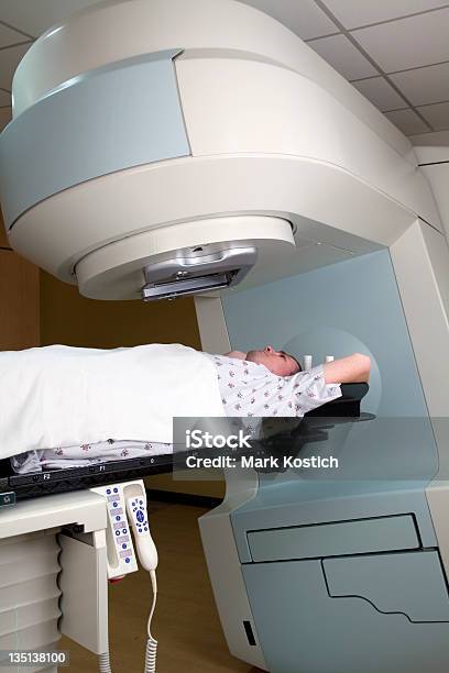 Człowiek Przyjmująca Promieniowanie Leczenie Raka - zdjęcia stockowe i więcej obrazów Radioterapia - Radioterapia, Akcelerator cząsteczek, Badania