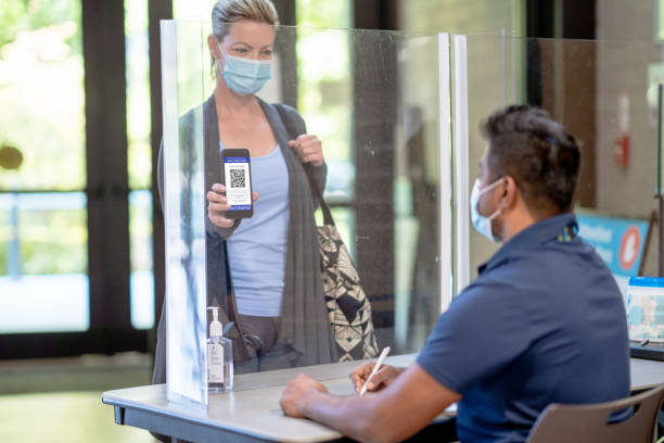 mulher mostrando seu passaporte de vacina - plexi glass science technology healthcare and medicine - fotografias e filmes do acervo