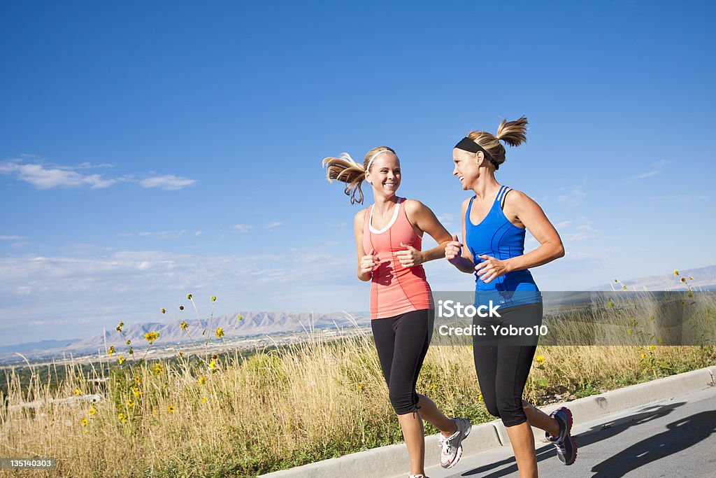 Две красивые женщины Брюки для бега - Стоковые фото Активный образ жизни роялти-фри