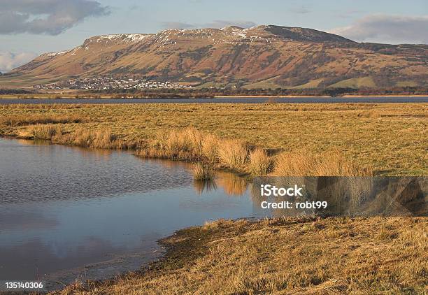 Loch Leven E Lo Scottish Lomond Hills - Fotografie stock e altre immagini di Acqua - Acqua, Ambientazione esterna, Ambientazione tranquilla