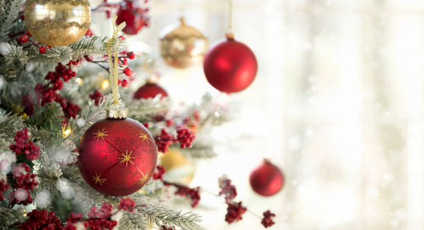 árbol de navidad frente a una ventana - ornaments & decorations fotos fotografías e imágenes de stock