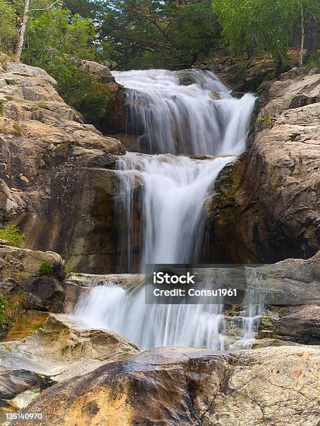 En Cascada Foto de stock y más banco de imágenes de Agua - Agua, Agua descendente, Aire libre