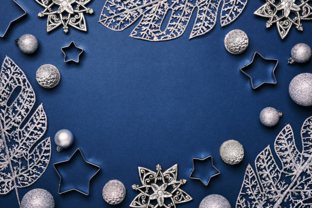 weihnachtblauer hintergrund. glänzender silbermusterrahmen aus frostdekoativen blättern und kugeln - christmas ornament christmas blue decoration stock-fotos und bilder