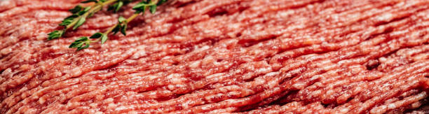 carne cruda fresca de carne picada. fondo de recetas de comida. cerrar. formato de banner largo. vista superior - ground chuck fotografías e imágenes de stock