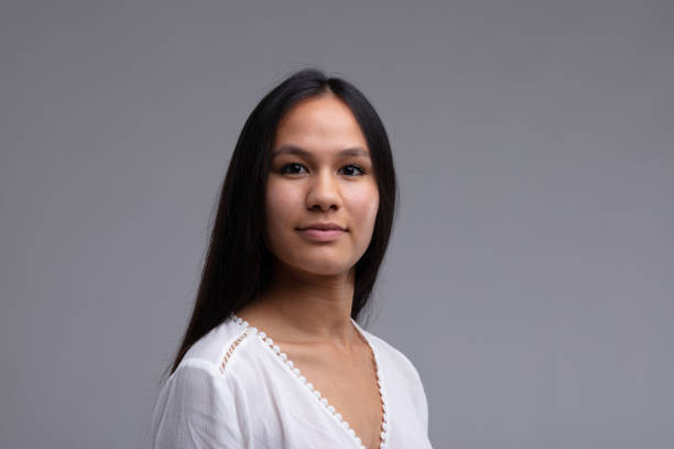 retrato de una mujer joven con el pelo largo y lacio oscuro - india women ethnic indigenous culture fotografías e imágenes de stock