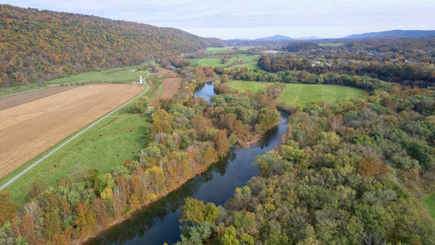 istock Bend at the Potomac in Autumn 1351418471