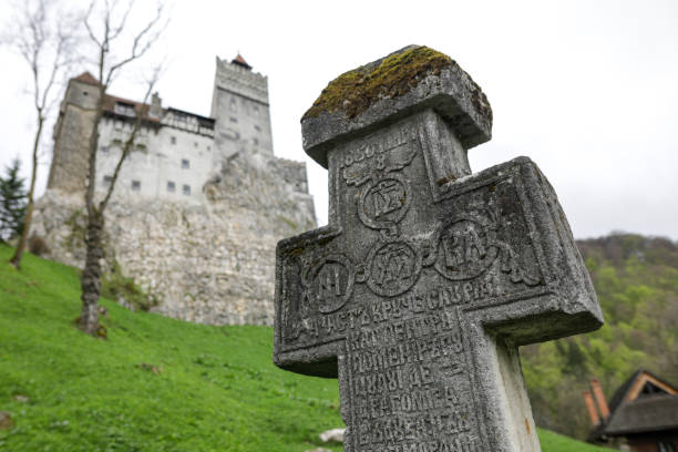medieval stone cross at the bran castle, known also as dracula's castle in transylvania, romania. - transylvania imagens e fotografias de stock