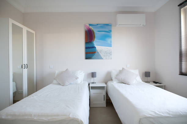 спальня с двумя односпальными кроватями в доме - sheet single bed bed duvet сток�овые фото и изображения