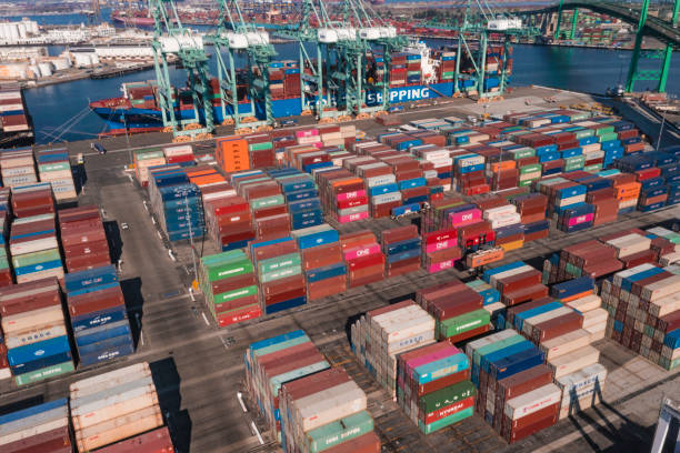 puerto de san pedro en los ángeles ca con el puente de san vicente en el área de long beach con contenedores de envío atascados en el puerto - commercial dock fotografías e imágenes de stock