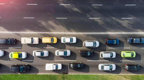 aérien. circulation automobile, embouteillages en ville. vue de dessus depuis le drone. - traffic jam traffic car city photos et images de collection