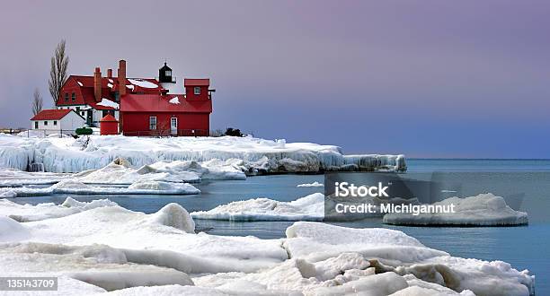 Lavanda Amanhecer Ponto Betsie Farol No Inverno - Fotografias de stock e mais imagens de Inverno - Inverno, Michigan, América do Norte