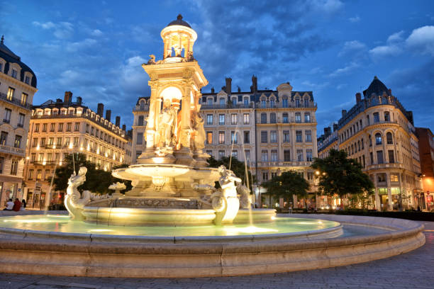 fountain on place des jacobins in lyon - peninsula imagens e fotografias de stock