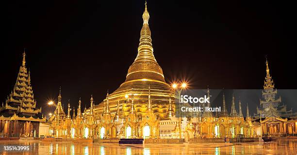 Panorama Der Shwedagonpagode In Der Nacht Rangon Myanmar Stockfoto und mehr Bilder von Abenddämmerung