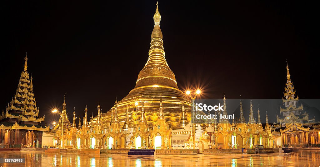 Panorama de Shwedagon pagoda en la noche, Rangon, Myanmar - Foto de stock de Amanecer libre de derechos