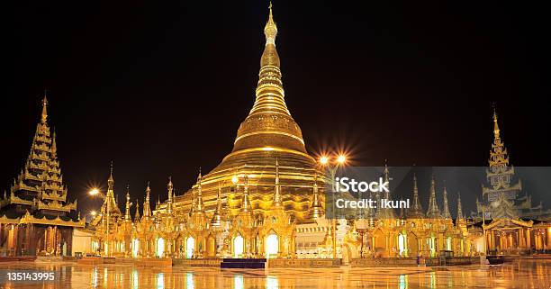 Foto de Panorama Do Pagode De Shwedagon À Noite Rangon Myanmar e mais fotos de stock de Arquitetura