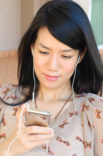 linda mujer escuchando la música - image date audio fotografías e imágenes de stock