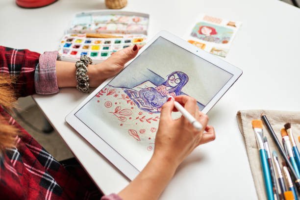 kaukasische künstlerin illustratorin malt zeichnung auf touch digital tablet mit stift - aquarell grafiken stock-fotos und bilder